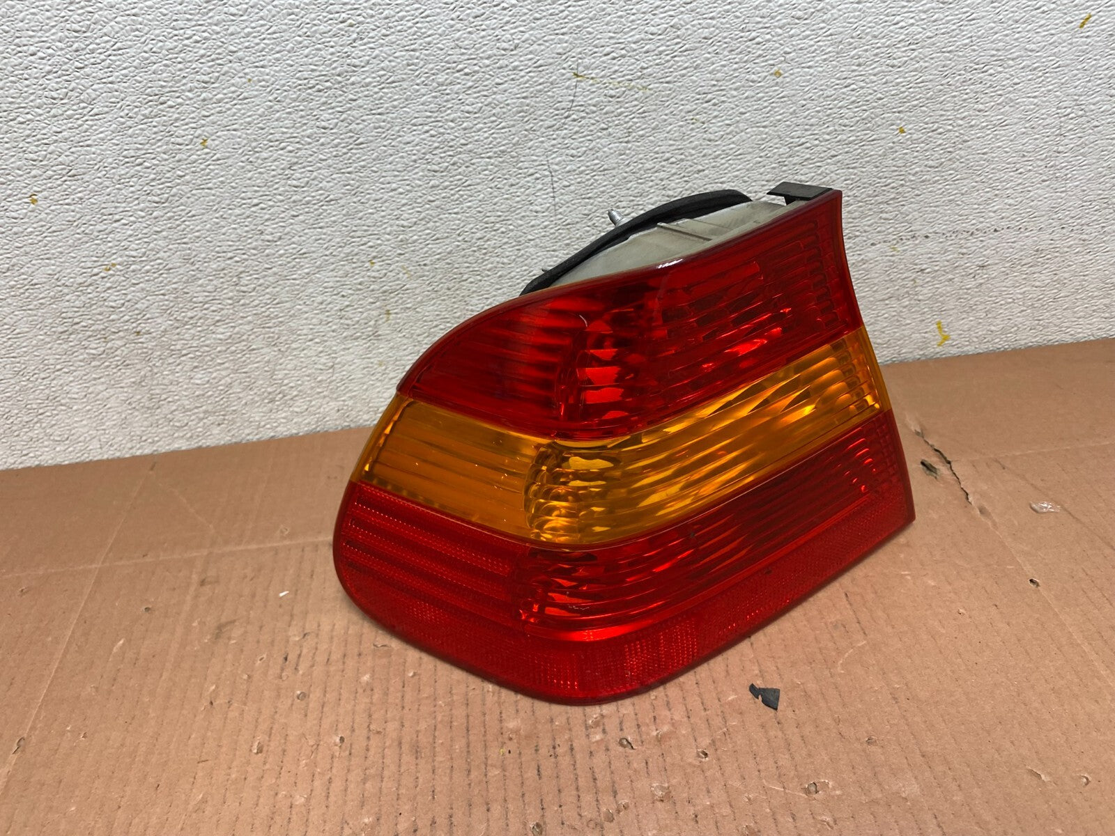 2002 -  2005 BMW 3 E46 Series Left Driver Side Lh Tail Light L9808 DW0