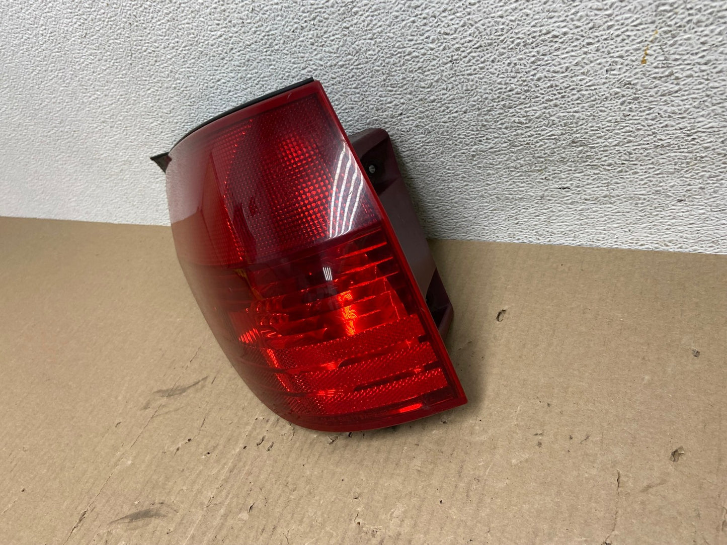 2004 to 2005 Toyota Sienna Left Driver LH Side Tail Light AE7049 LK1