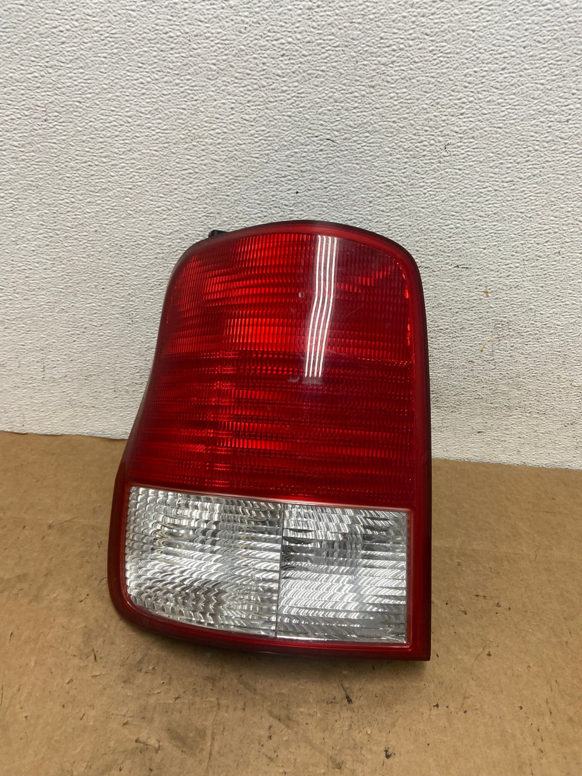 2002 Kia Sedona Left Driver LH Side Tail Light AD5143 LK0