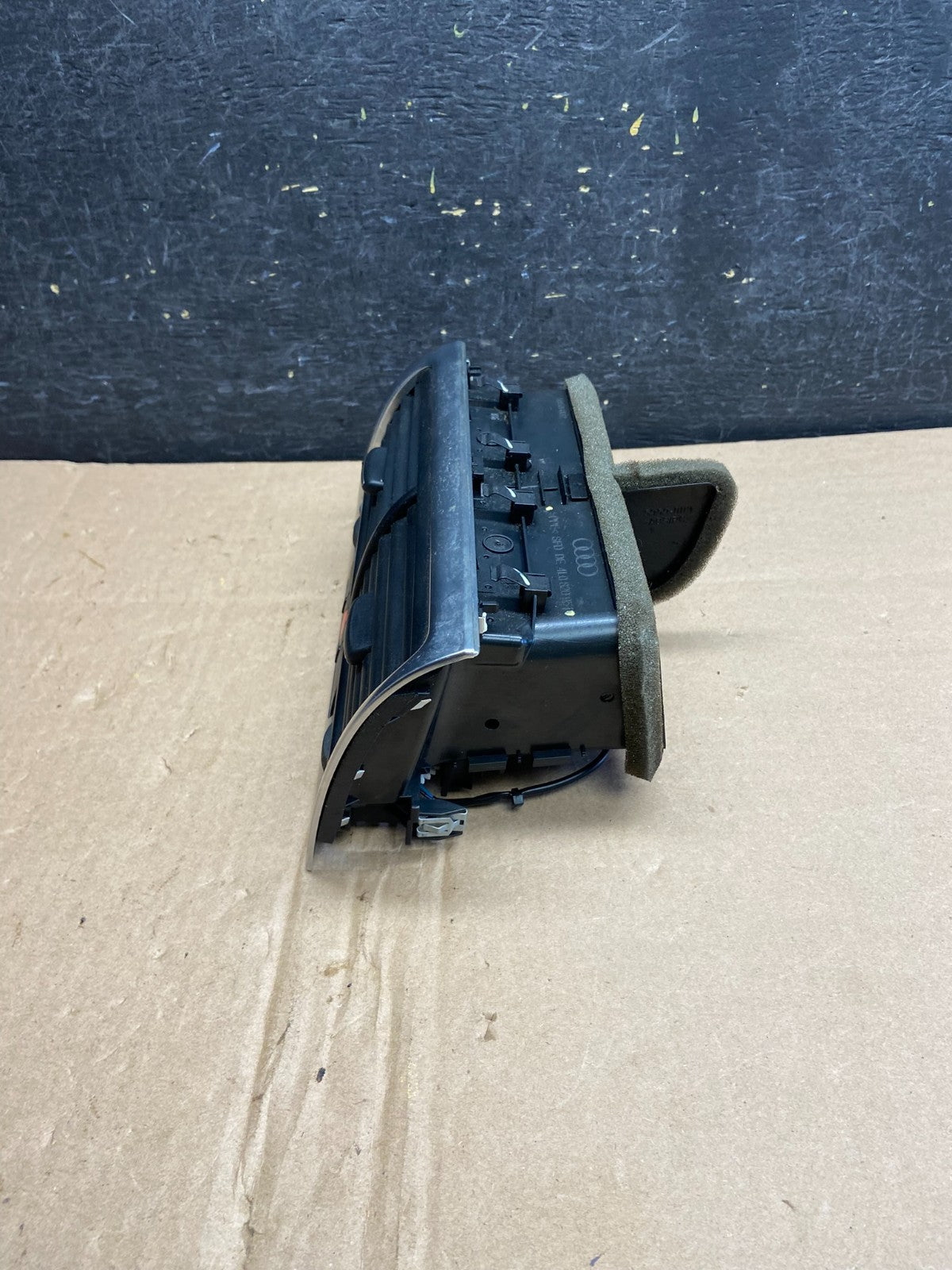 2007 to 2015 AudI Q7 Center Dashboard Air Vent AI6089 DG2