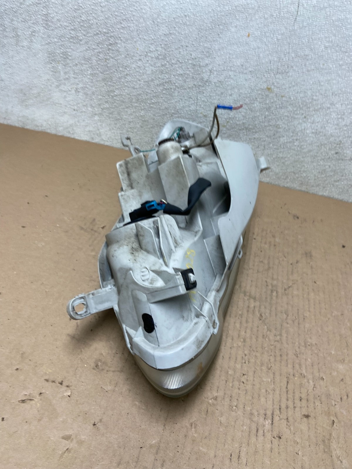 2005 to 2008 Toyota Corolla Right Passenger RH side Headlight Oem AB6028 DW7