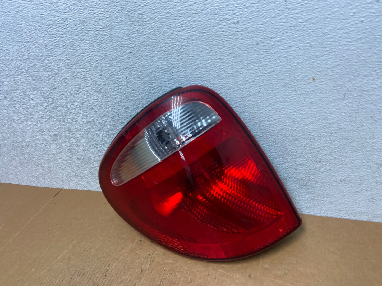 2004 to 2007 Dodge Grand Caravan Left Driver Lh Tail Light AE1337 LK1