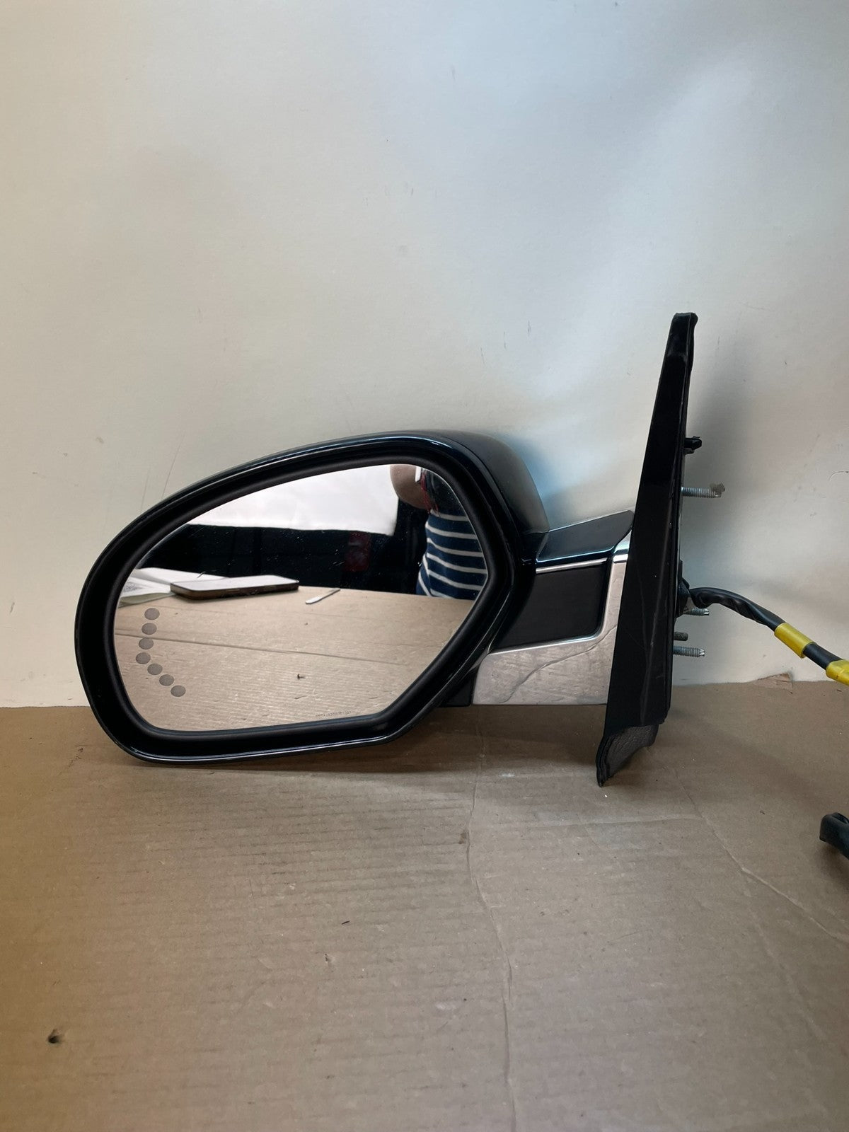 2007 - 2014 Cadillac Escalade Left Driver Door Mirror Turn Signal AI0403 DG9