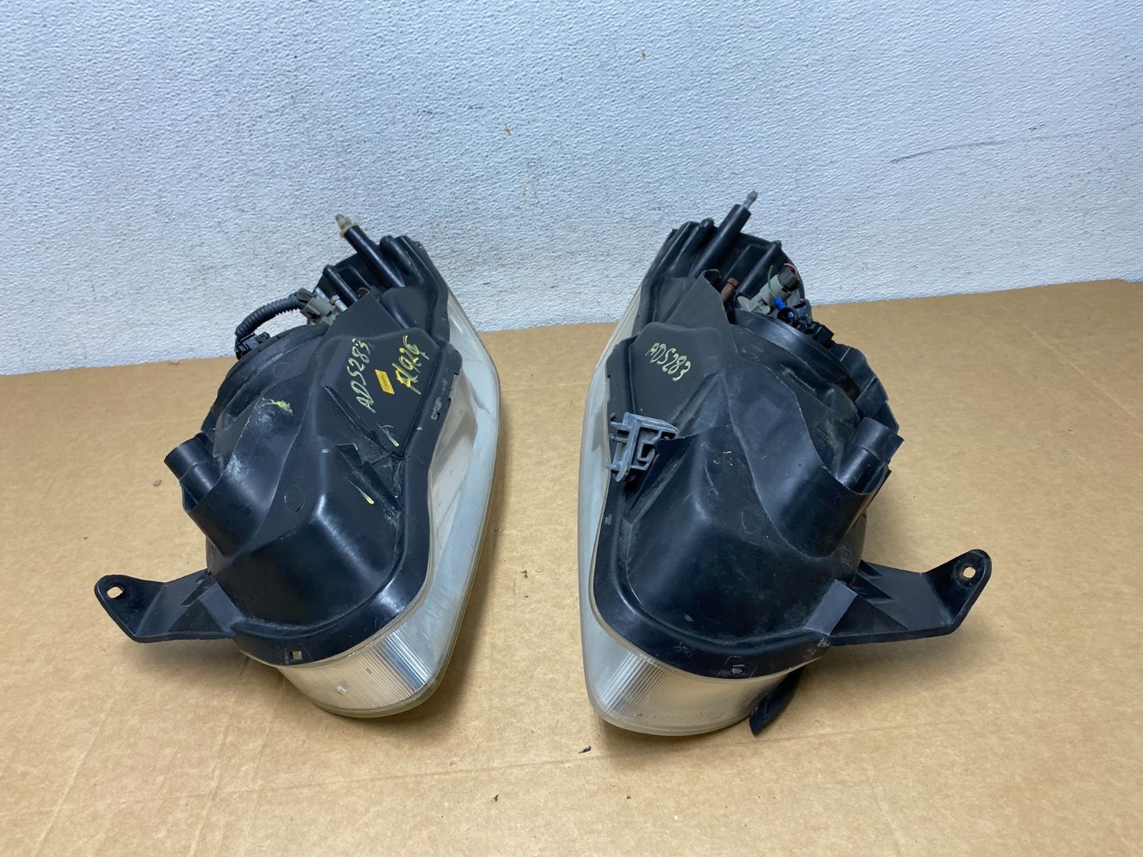 2000 to 2001 Nissan Maxima Left+Right Side Set Halogen Headlights AD5283 DW12