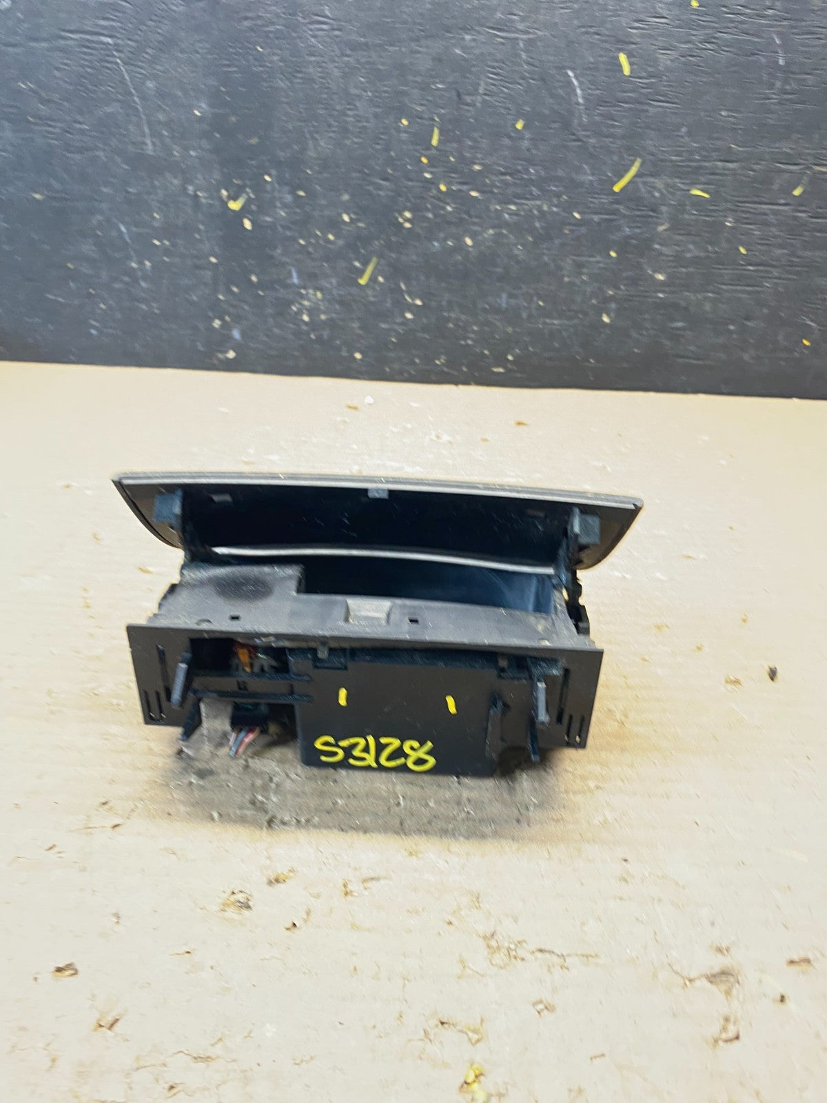 2003 to 2009 Mercedes W211 E350 Center Console Ash Tray Compartment S3129 DG4