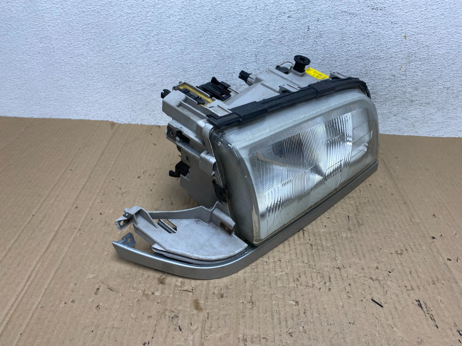 1997 - 2000 Mercedes C C230 W202 Front Right Passenger Headlight AE9039 DG2