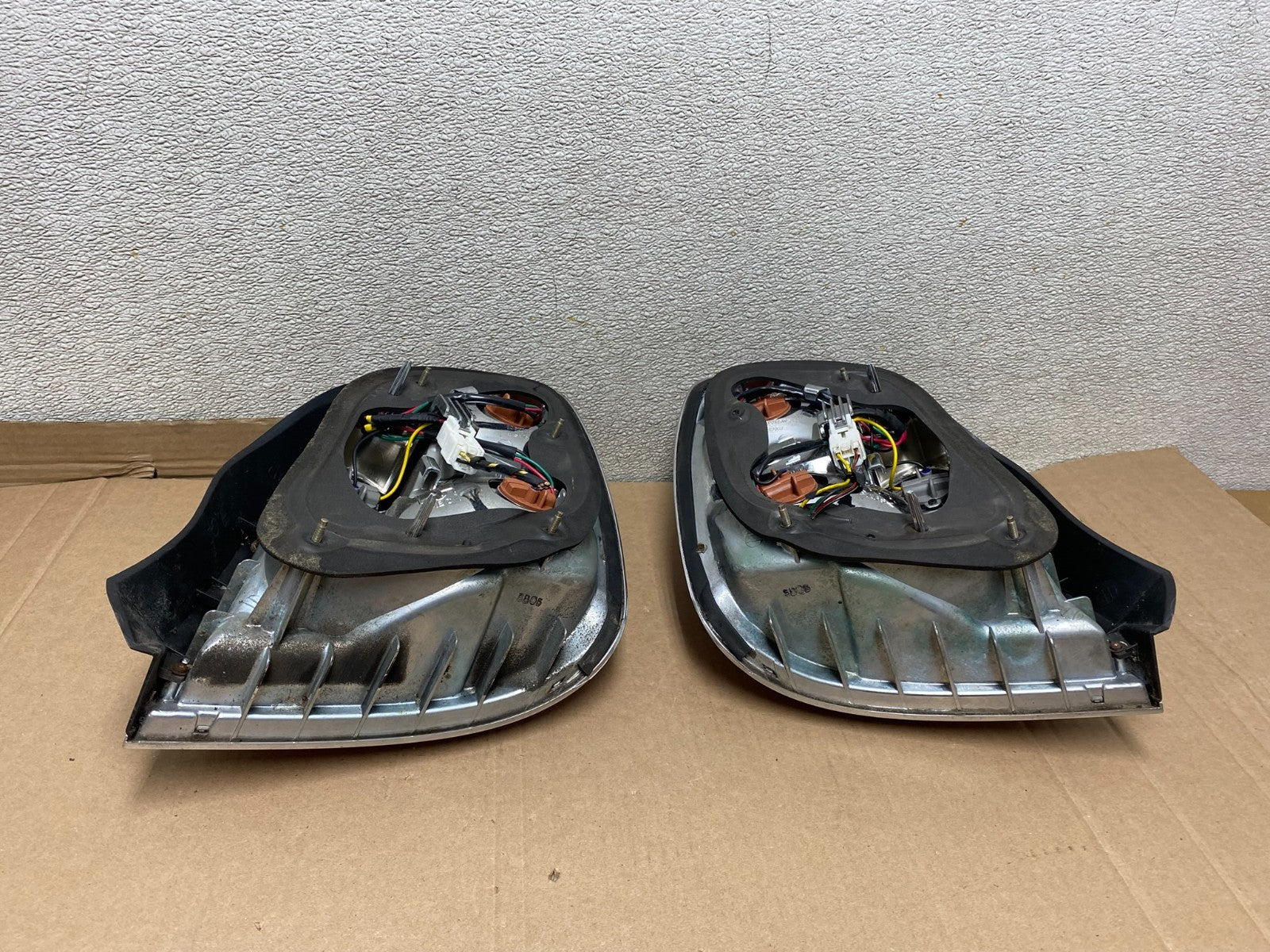 2004 2005 Hyundai XG350 XG Left+Right Tail Lights U6998 DW8