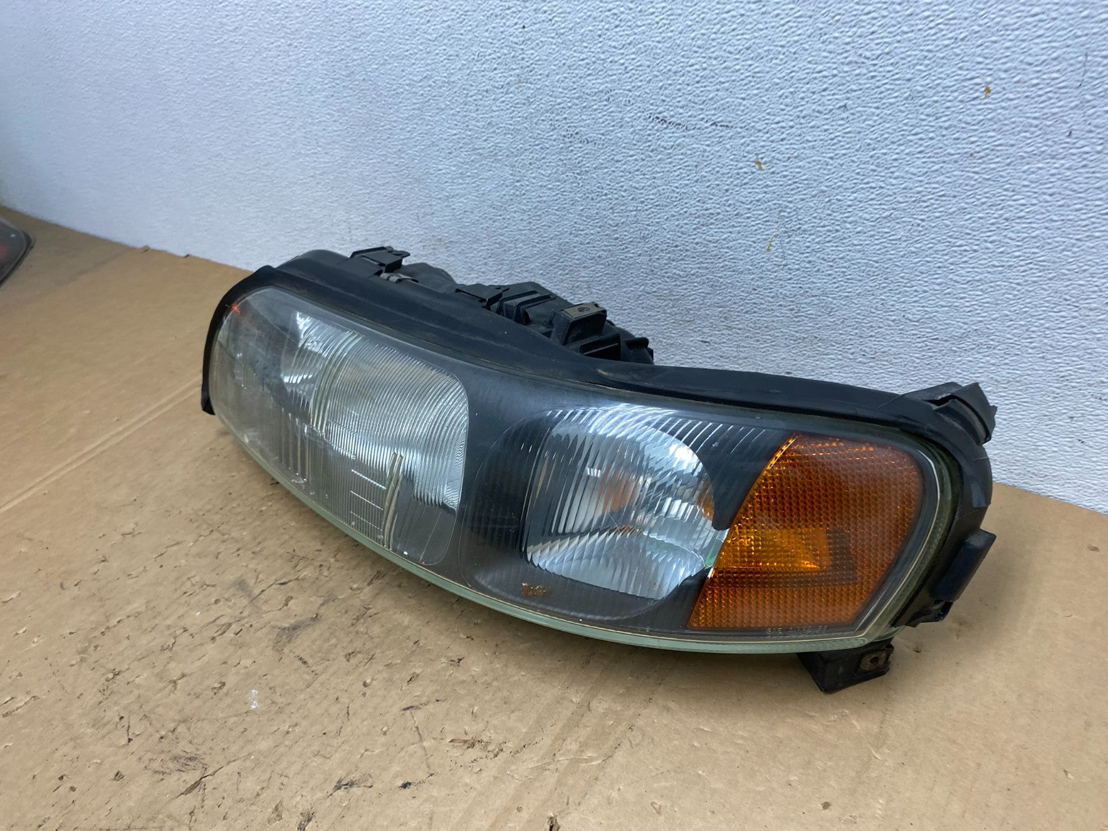 2001 2002 2003 2004 Volvo V70 XC70 Left Driver Side Headlight AD3754 DW1