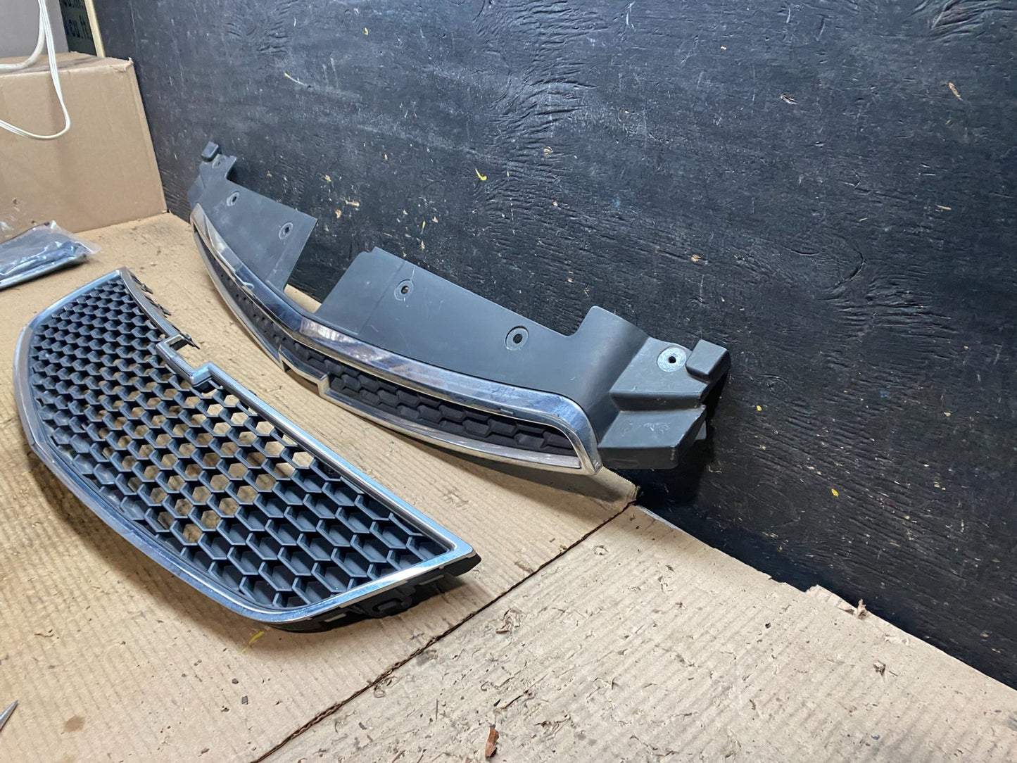 2011 to 2014 Chevrolet Cruze Upper Lower Set Grill Grille V9300 DG1