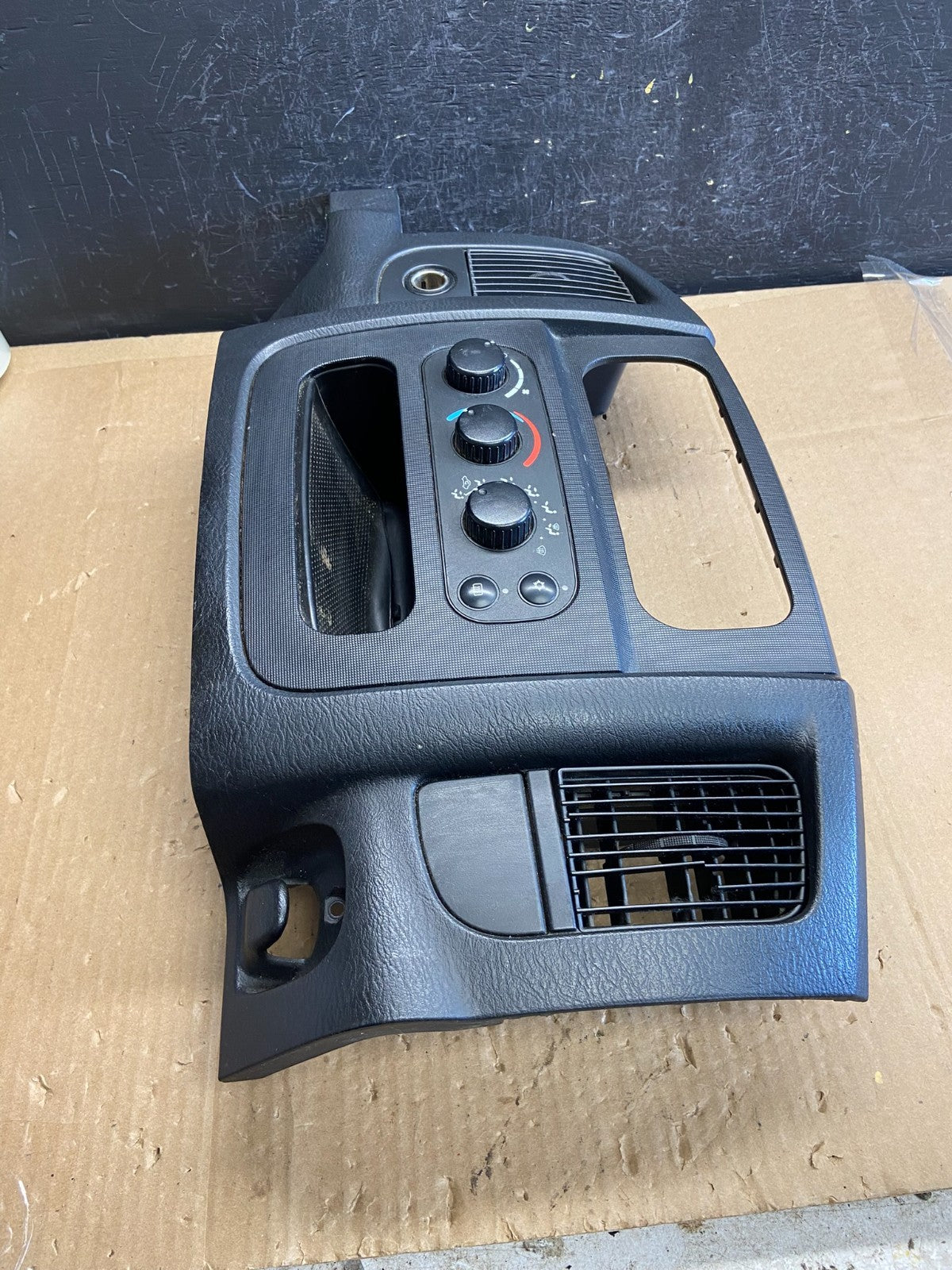 2002 to 2005 Dodge Ram Radio Climate Control Dash Air Vent Bezel Trim ad2317 DG1