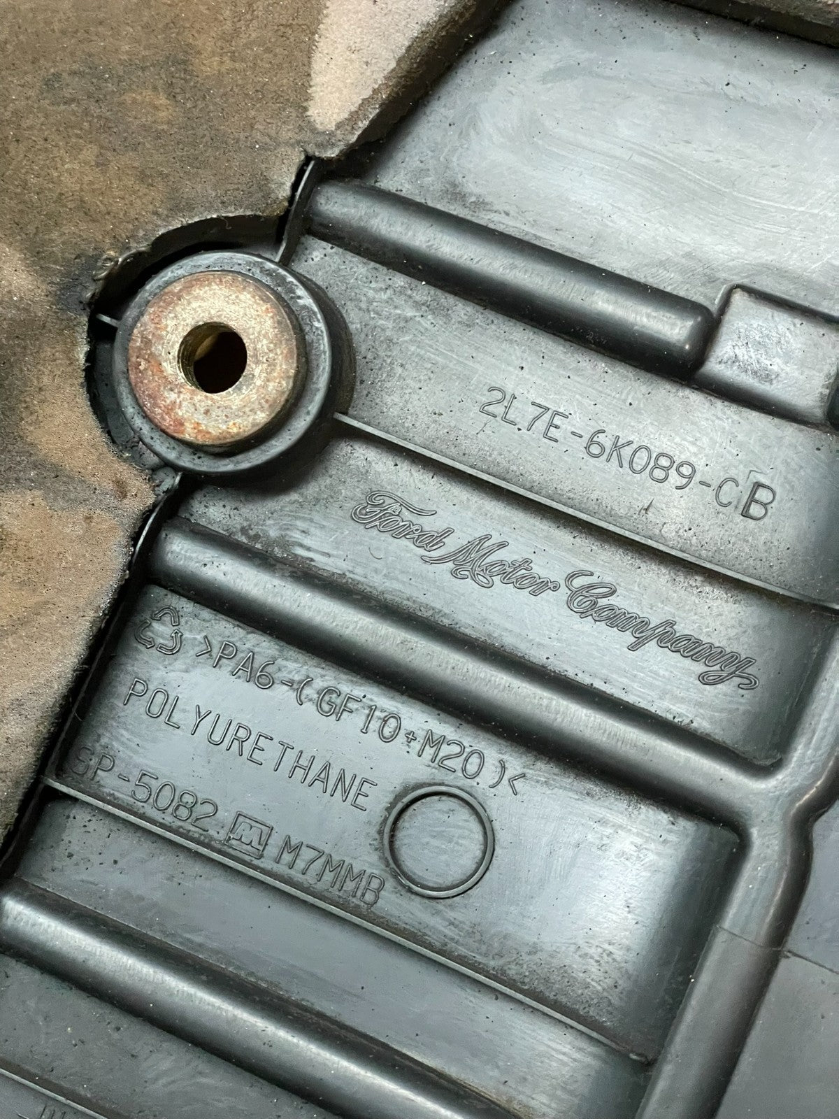 2002 to 2004  Lincoln Navigator 5.4L V8 Engine Motor Cover y9489 DG6