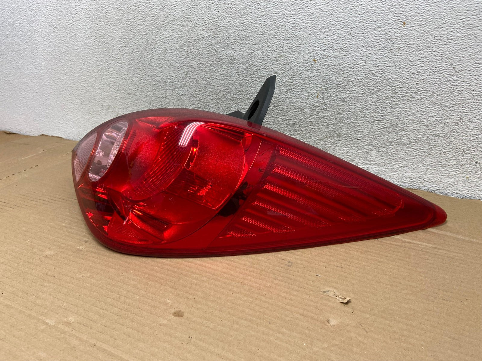 2007 - 2012 Nissan Versa Hatchback Right Passenger Side Tail Light AG8101 LK2