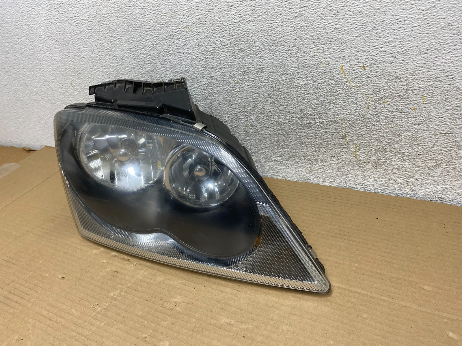 2004 to 2006 Chrysler Pacifica Headlight Right Passenger Halogen AG9323 DW2