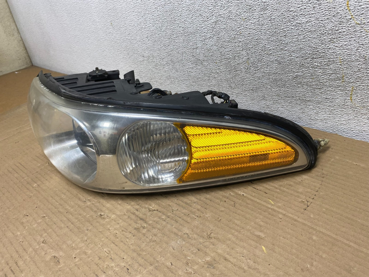 2000 to 2005 Buick Lesabre Headlight Left Driver Lh Side Halogen AH0569 DW2