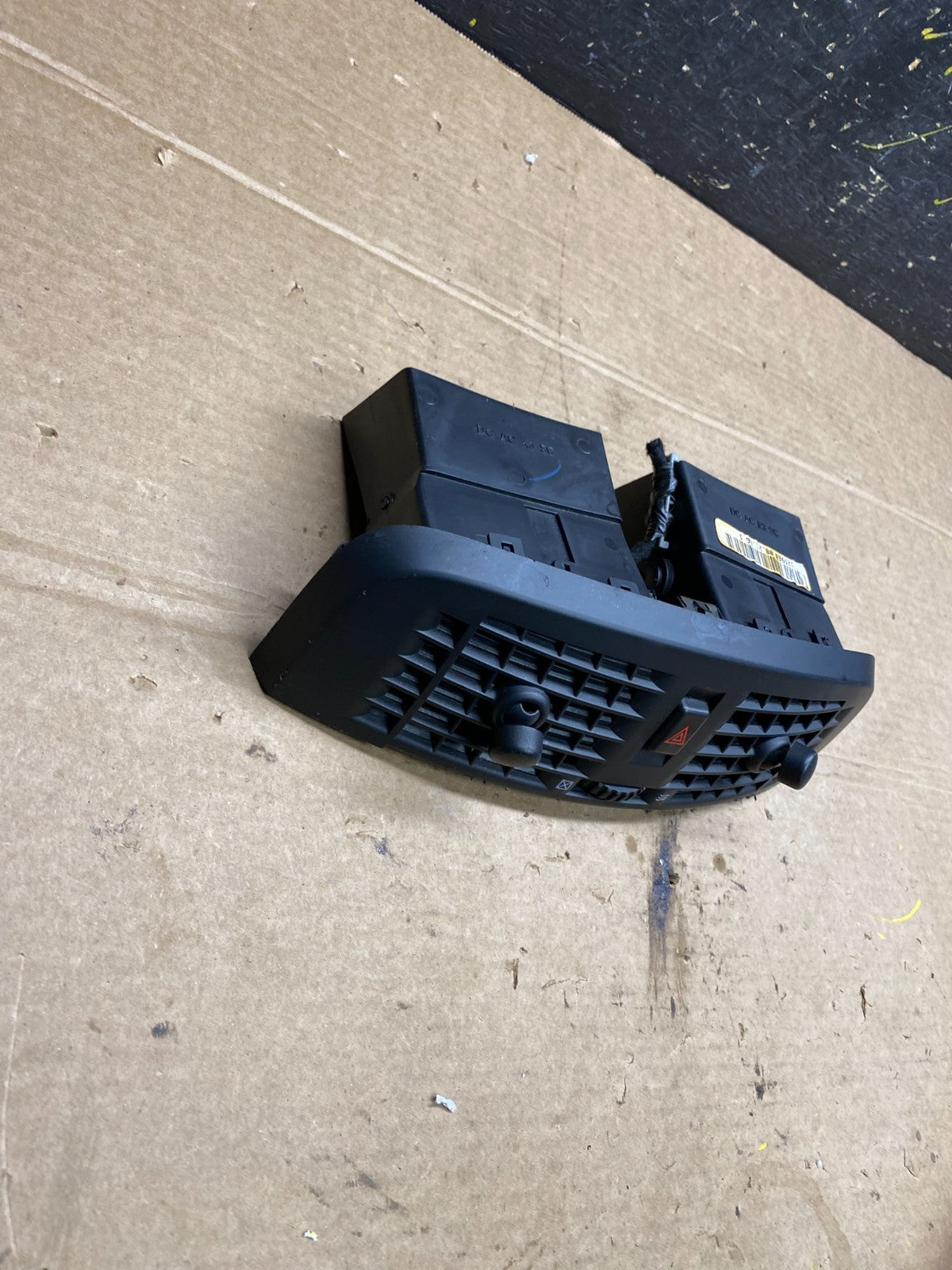 2004 to 2009 Cadillac SRX Front Center Dash A/C Air Vent w6610 DG1