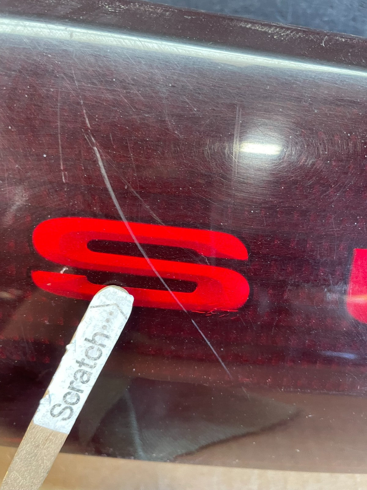 2002 - 2004 Subaru Outback Trunk Hatch Lid Tail Light Panel Center AD0128 DG5