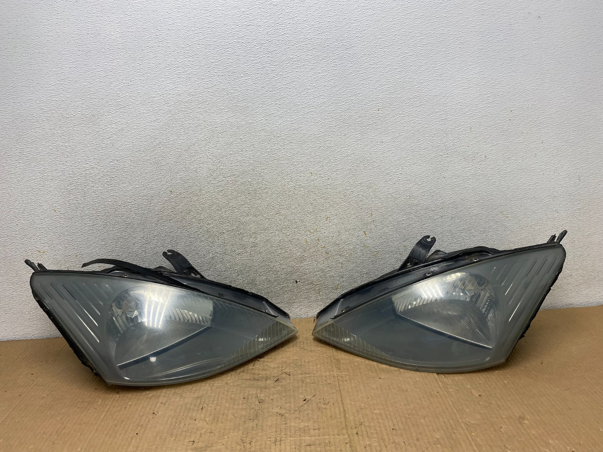 2000 to 2002 Ford Focus Left+Right Set Halogen Headlights AI8108 DW0