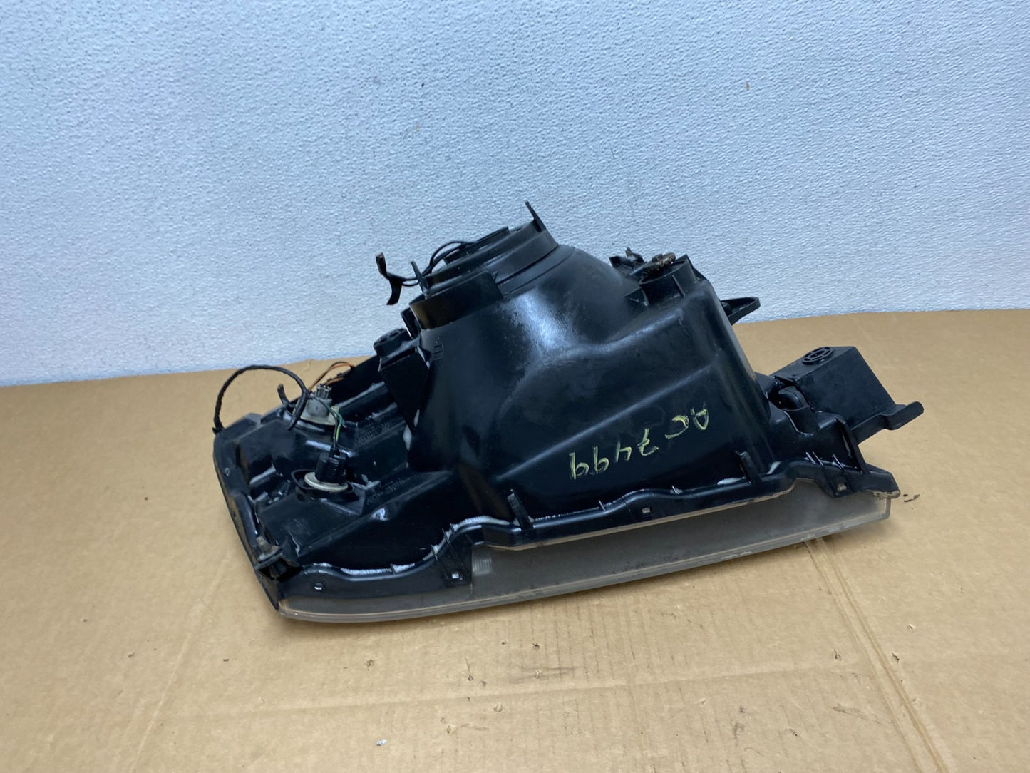 2000 to 2004 Mitsubishi Montero Pajero Left Driver LH Headlight AC7499 DW6