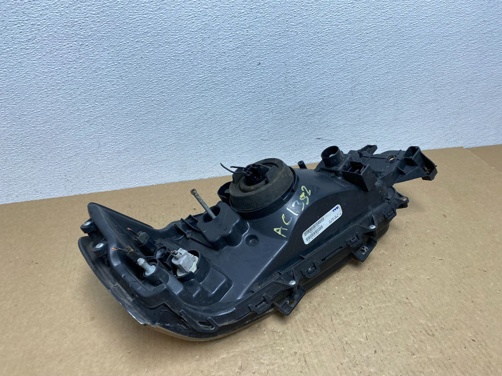 2003 2004 Subaru Forester Left Driver LH Headlight Halogen TYC AC1352 DW8
