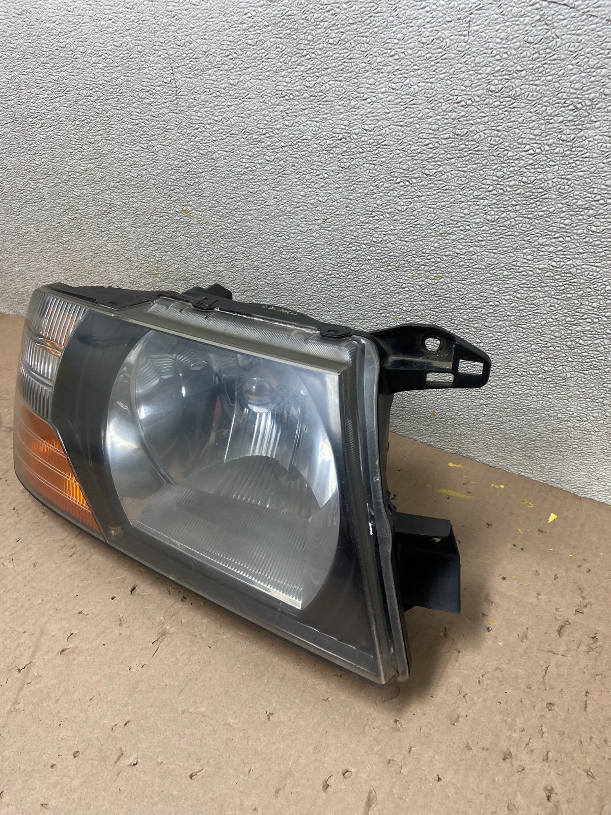 2000 to 2004 Mitsubishi Montero Pajero Right Passenger RH Headlight AA0454 DW1