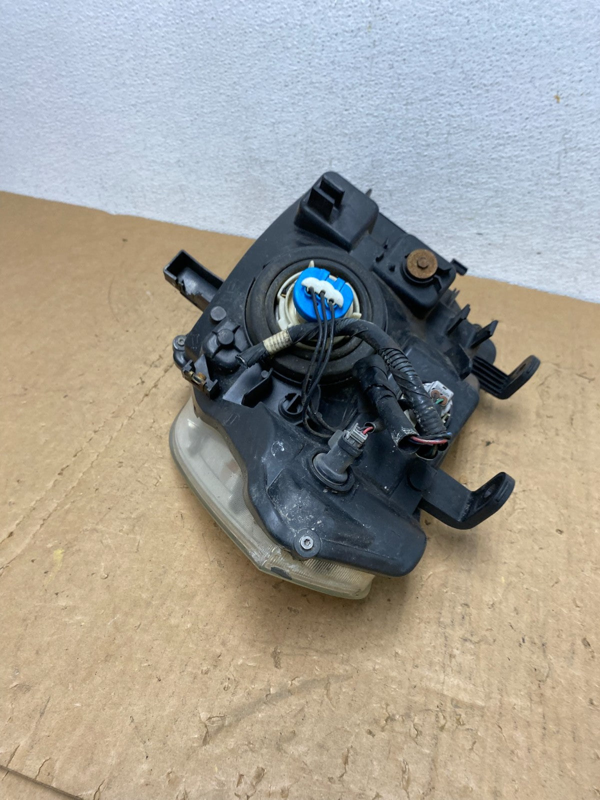 2008 to 2012 Nissan Pathfinder Halogen Headlight Right Passenger AD0615 DW8
