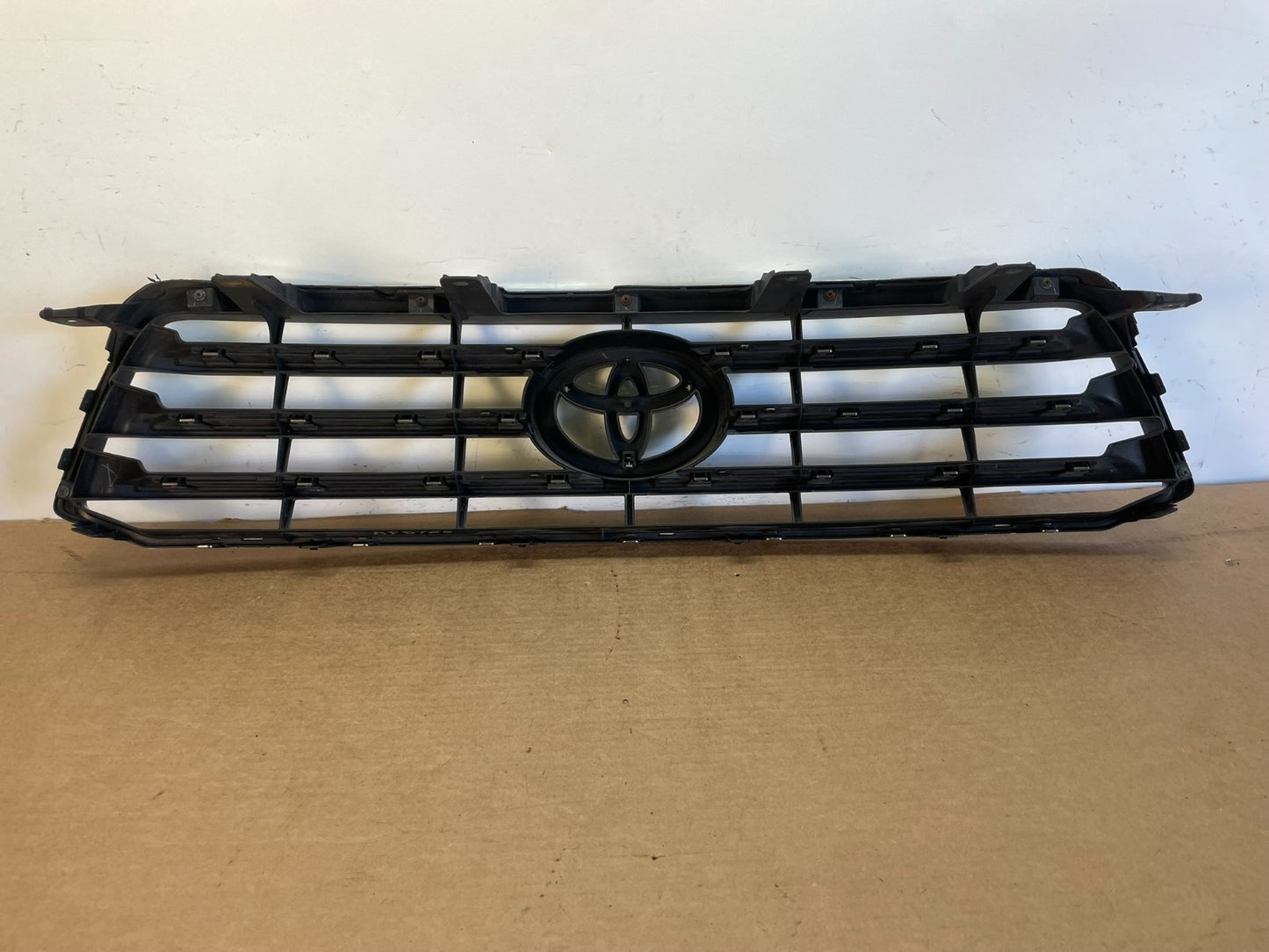 2008 to 2010 Toyota Highlander Front Upper Grille Grill With Emblem OE AF8725 DG3
