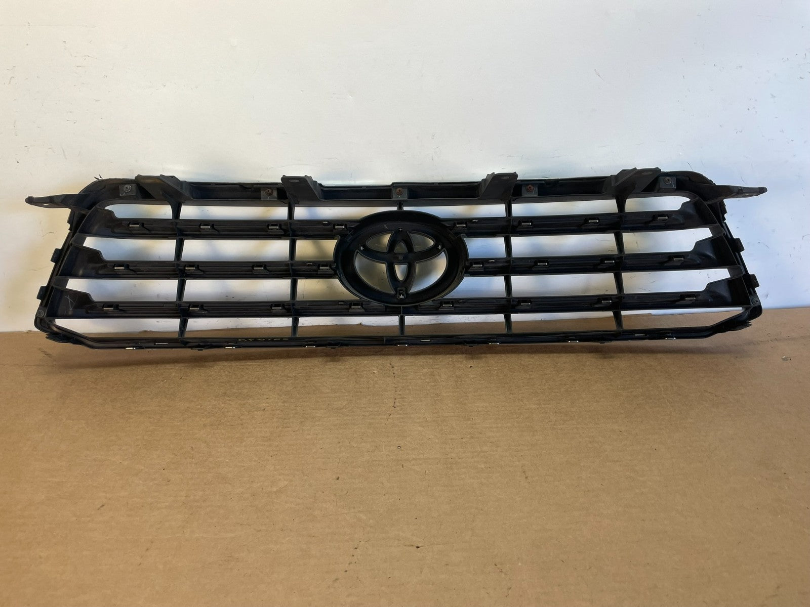 2008 to 2010 Toyota Highlander Front Upper Grille Grill With Emblem OE AF8725 DG3