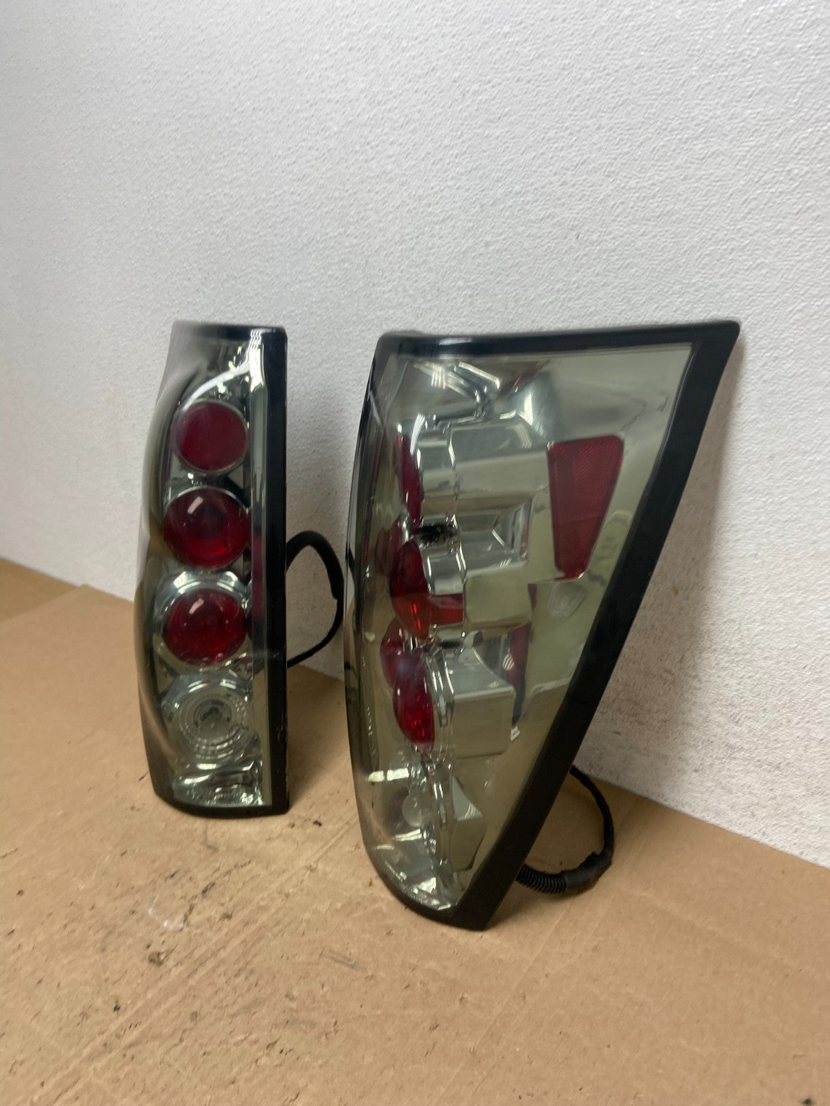 2002 to 2006 Chevrolet Avalanche Left+Right Set Tail Lights ae6488 DG1