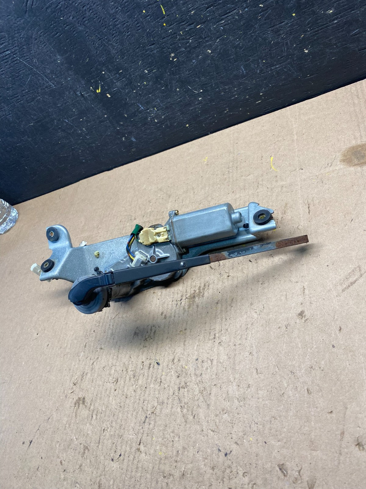 2000 to 2004 Subaru Outback Rear Windshield Washer Wiper Motor R6497 DG2