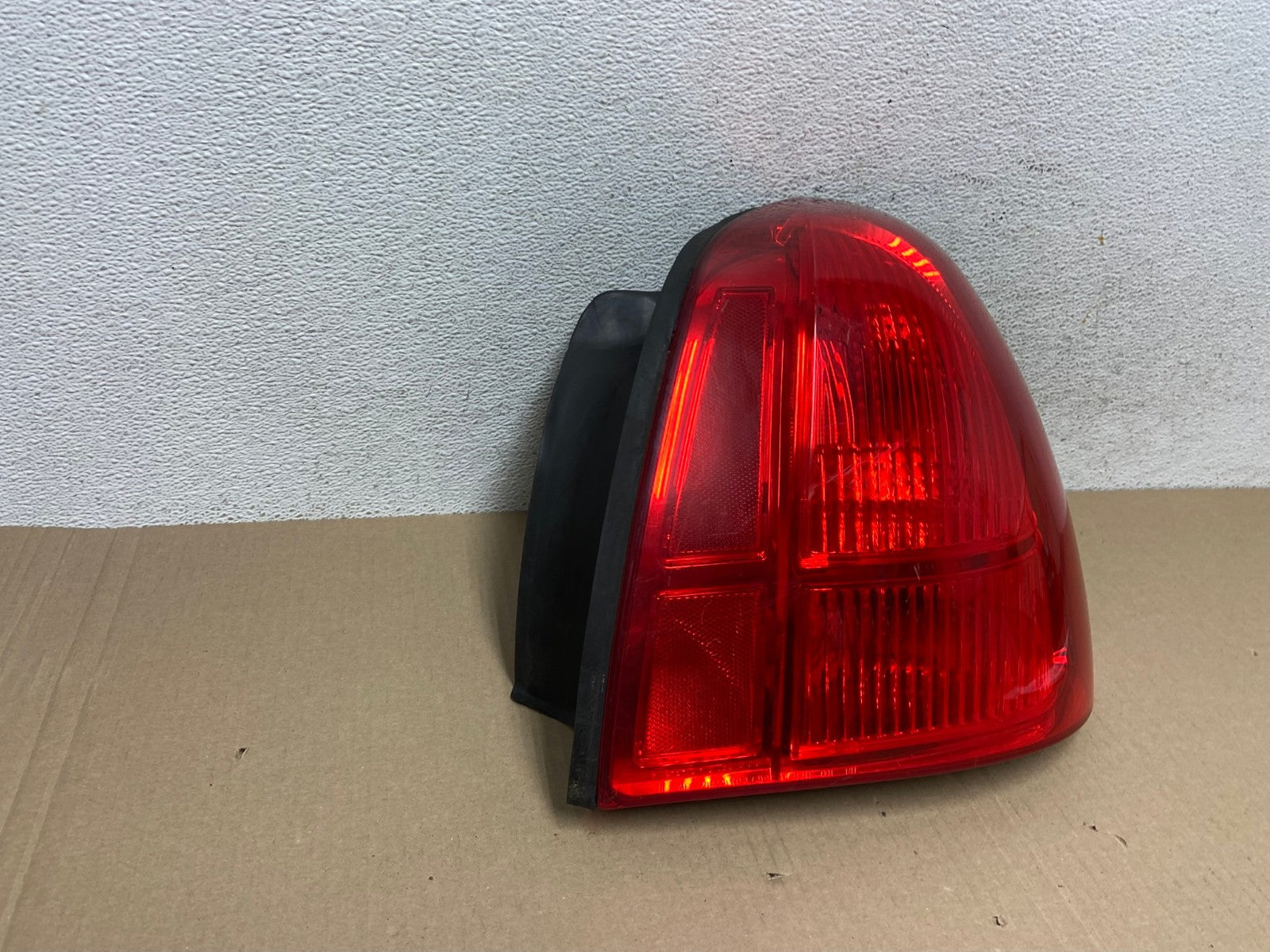 2003 to 2011 Lincoln Town Car Right Passenger Rh Tail Light AE9425 LK2