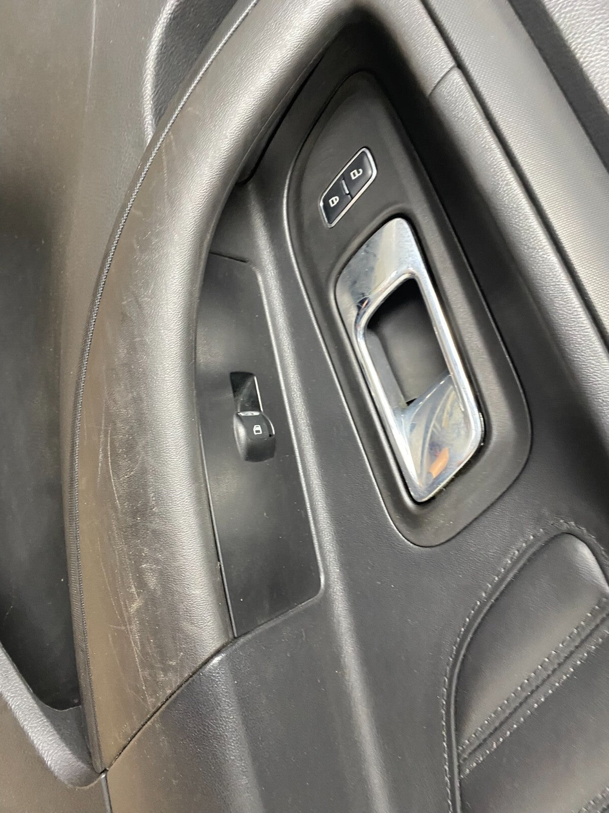 2013 to 2019 Ford Taurus Front Right Side Interior Door Panel M4046 DG3