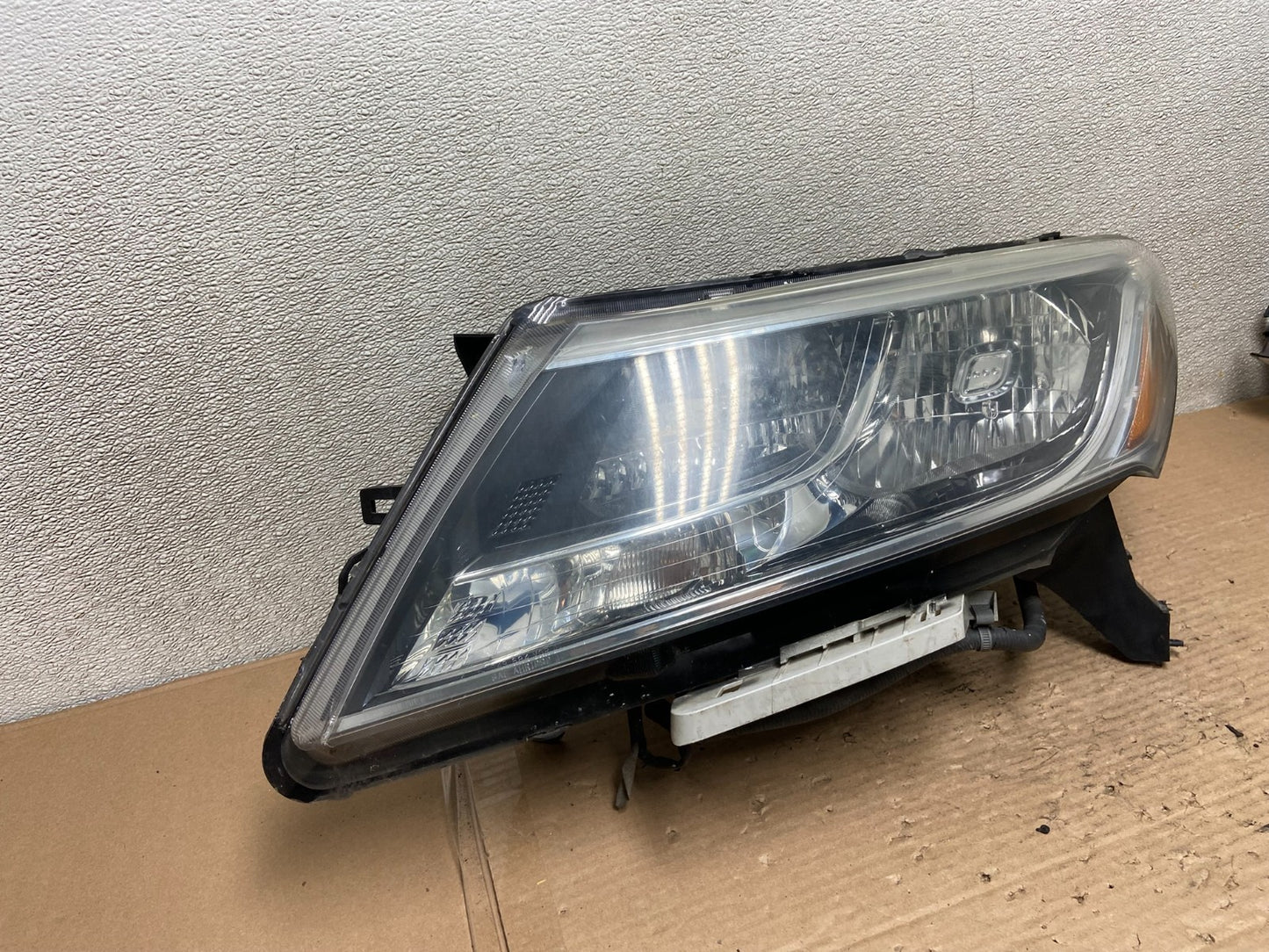 2013 to 2016 Nissan Pathfinder Left Driver LH Side Headlight Halogen AA94992