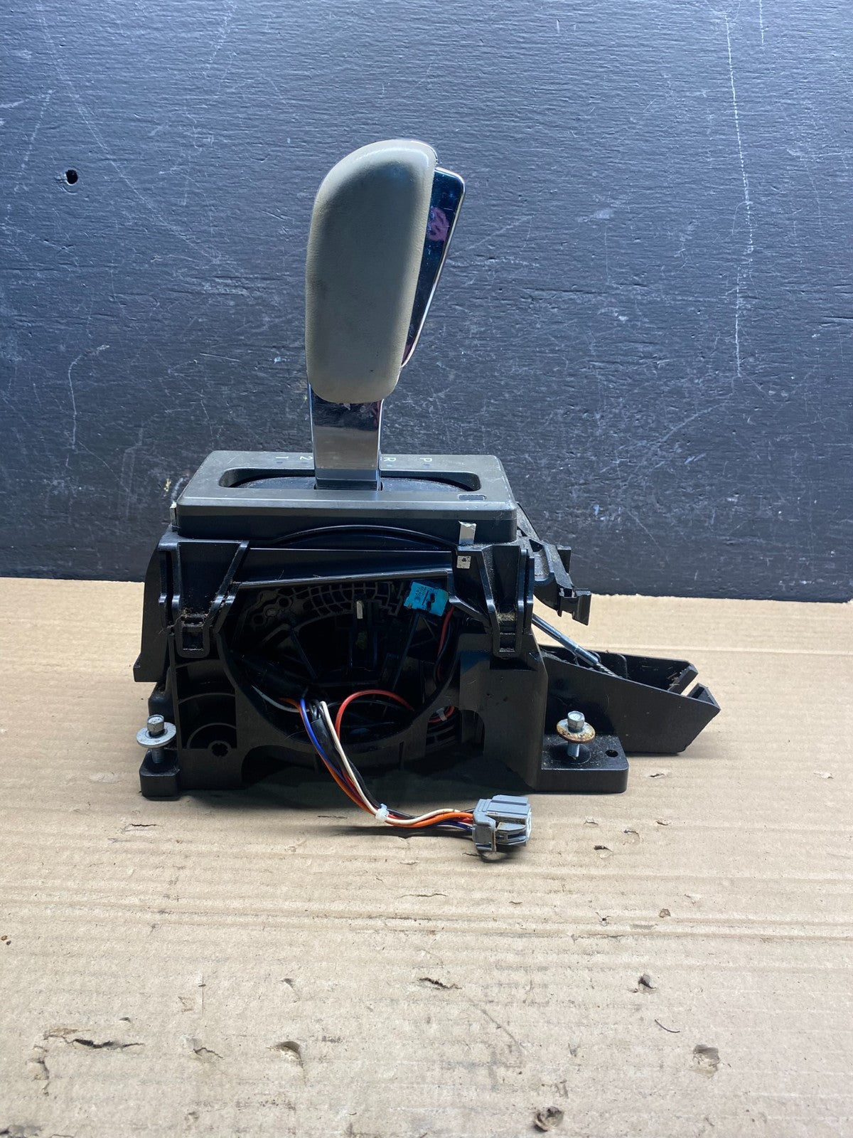 2007 to 2014 Lincoln Navigator Transmission Gear Shifter Selector AD94724
