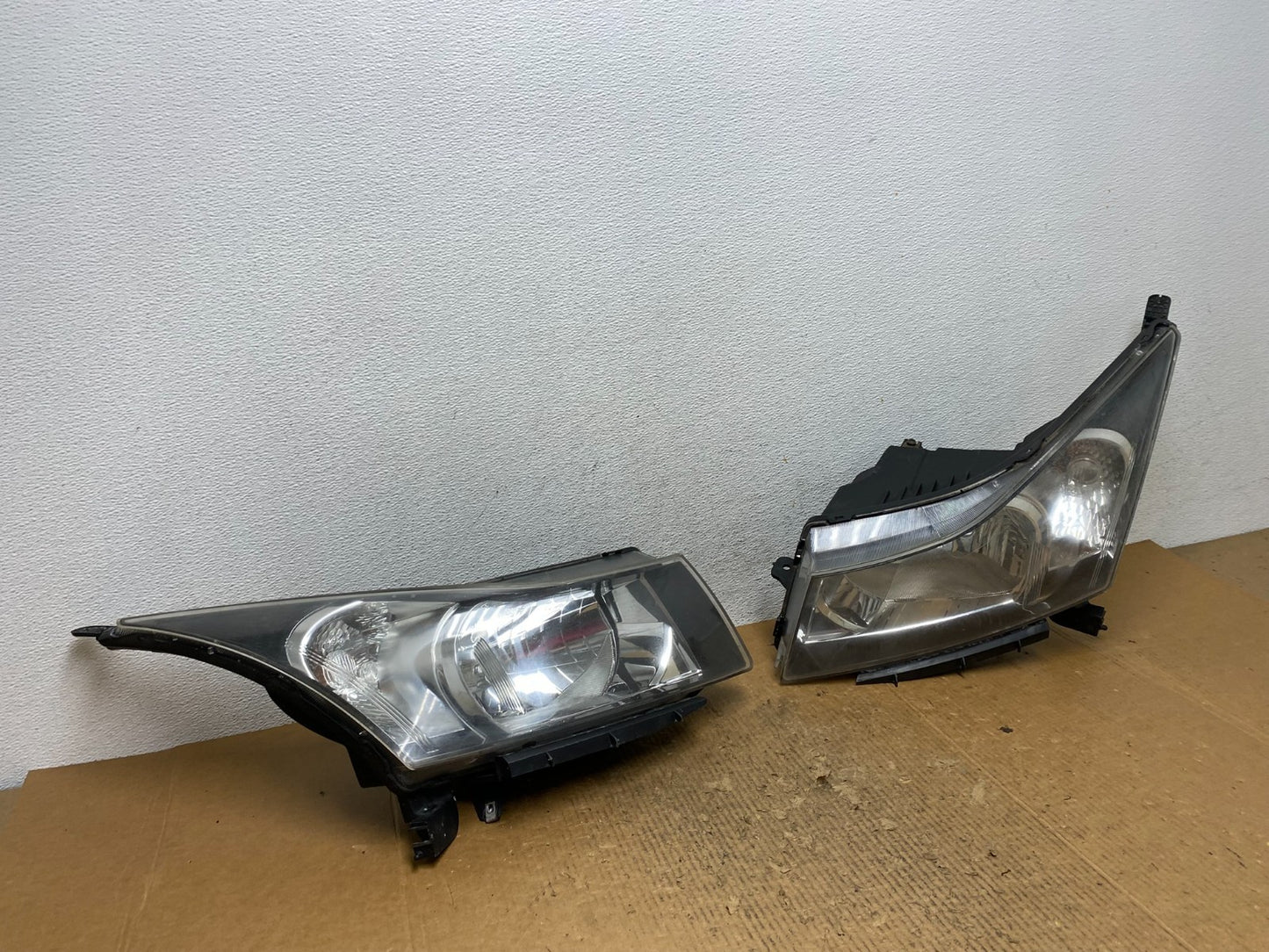2011 to 2015 Chevrolet Cruze Halogen Left+Right Set Headlights AE2791 DW2