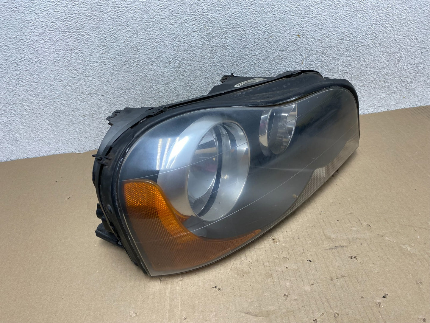 2003 to 2013 Volvo XC90 Right Passenger Rh Side Headlight Halogen AG6860 DW2