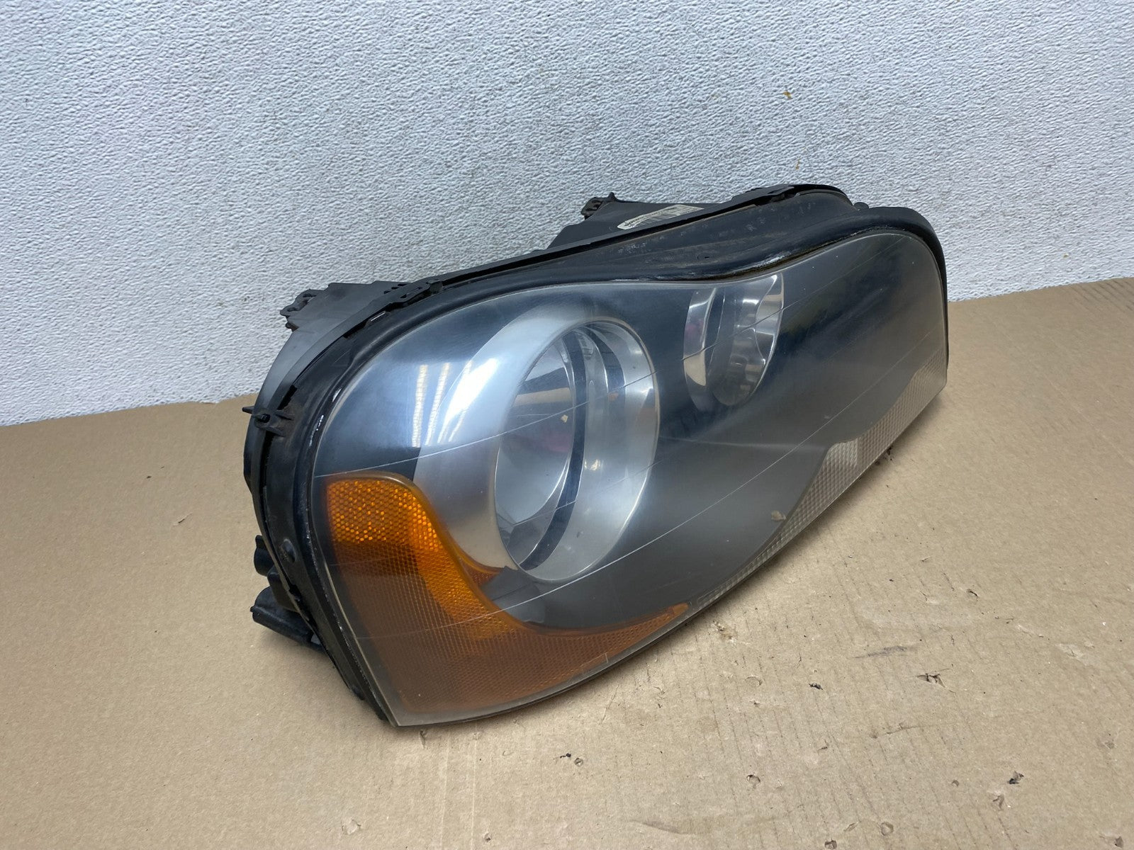2003 to 2013 Volvo XC90 Right Passenger Rh Side Headlight Halogen AG6860 DW2