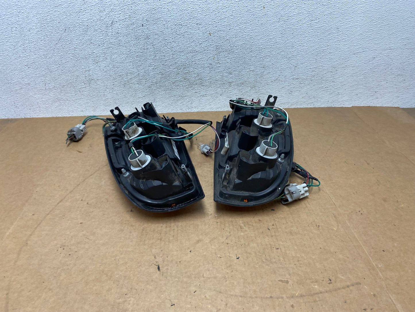 2000 to 2004 Toyota Tundra Left+Right Tail Lights AE3092 LK9