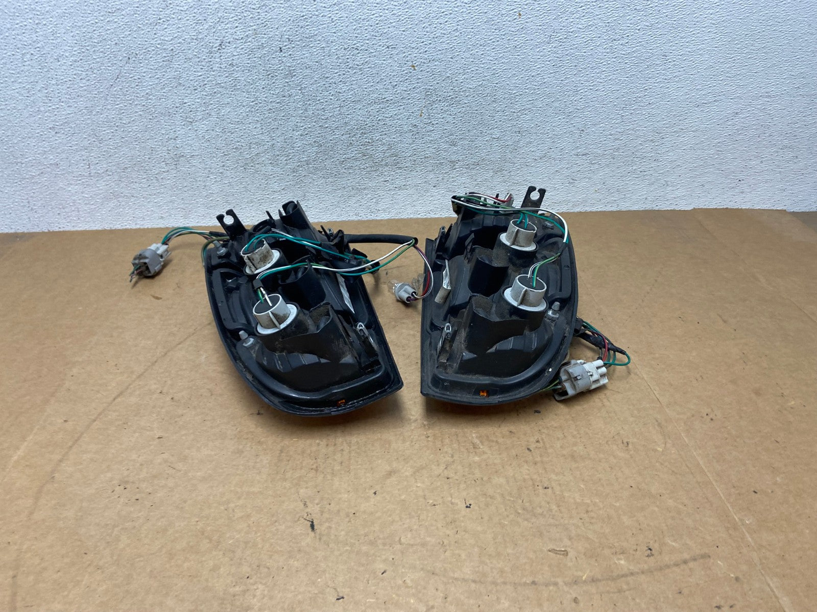 2000 to 2004 Toyota Tundra Left+Right Tail Lights AE3092 LK9