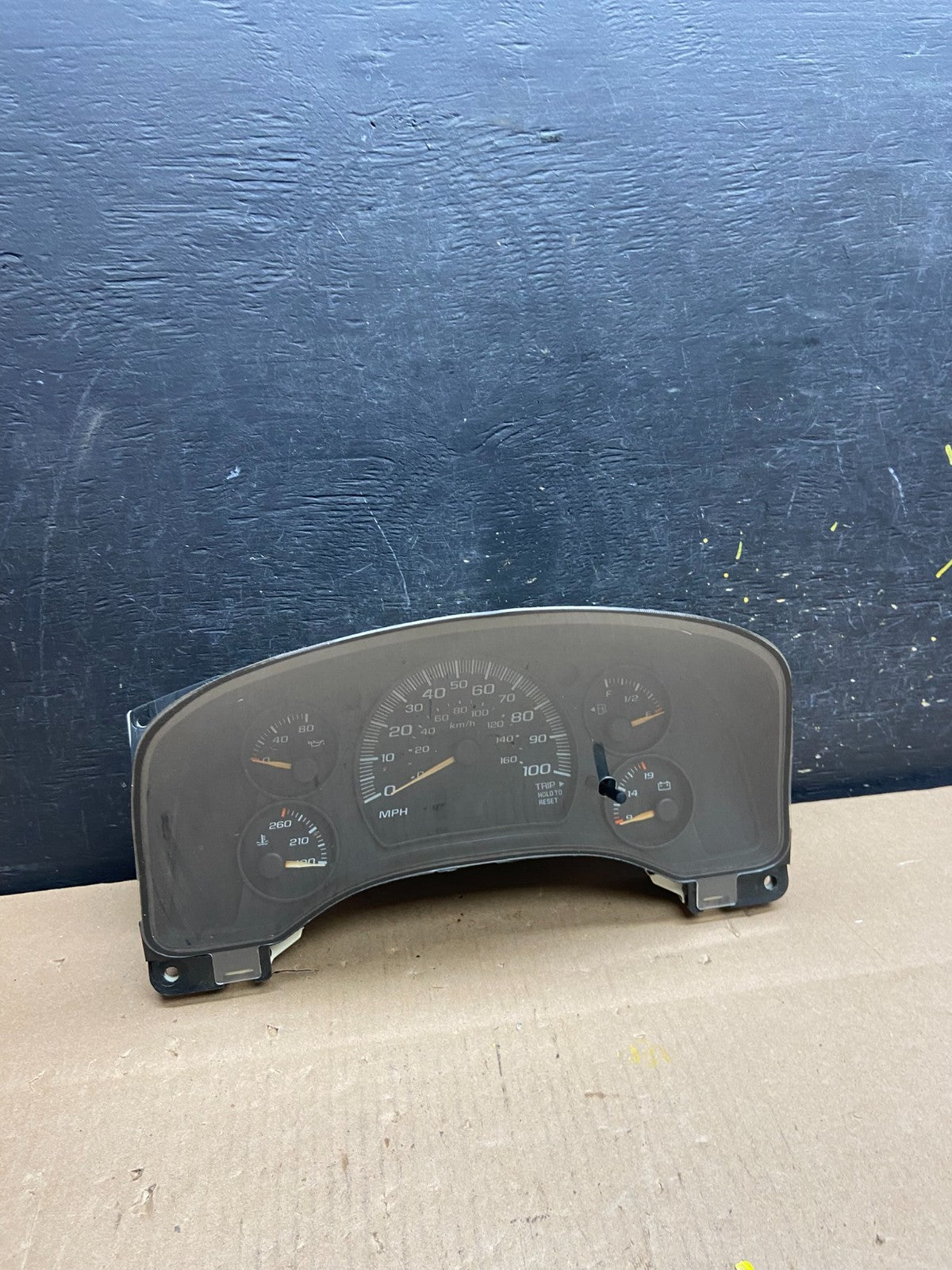 2004 to 2007 Chevrolet Express Speedometer Cluster Gauge OEM  T4594 DG0
