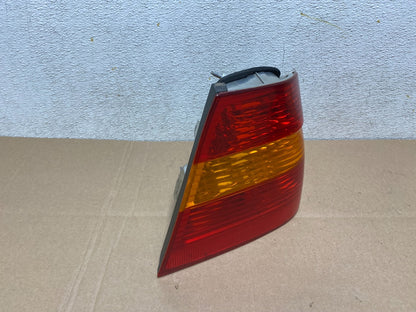 2002 - 2005 BMW 3 E46 Series Right Passenger Tail Light j8316 PS2