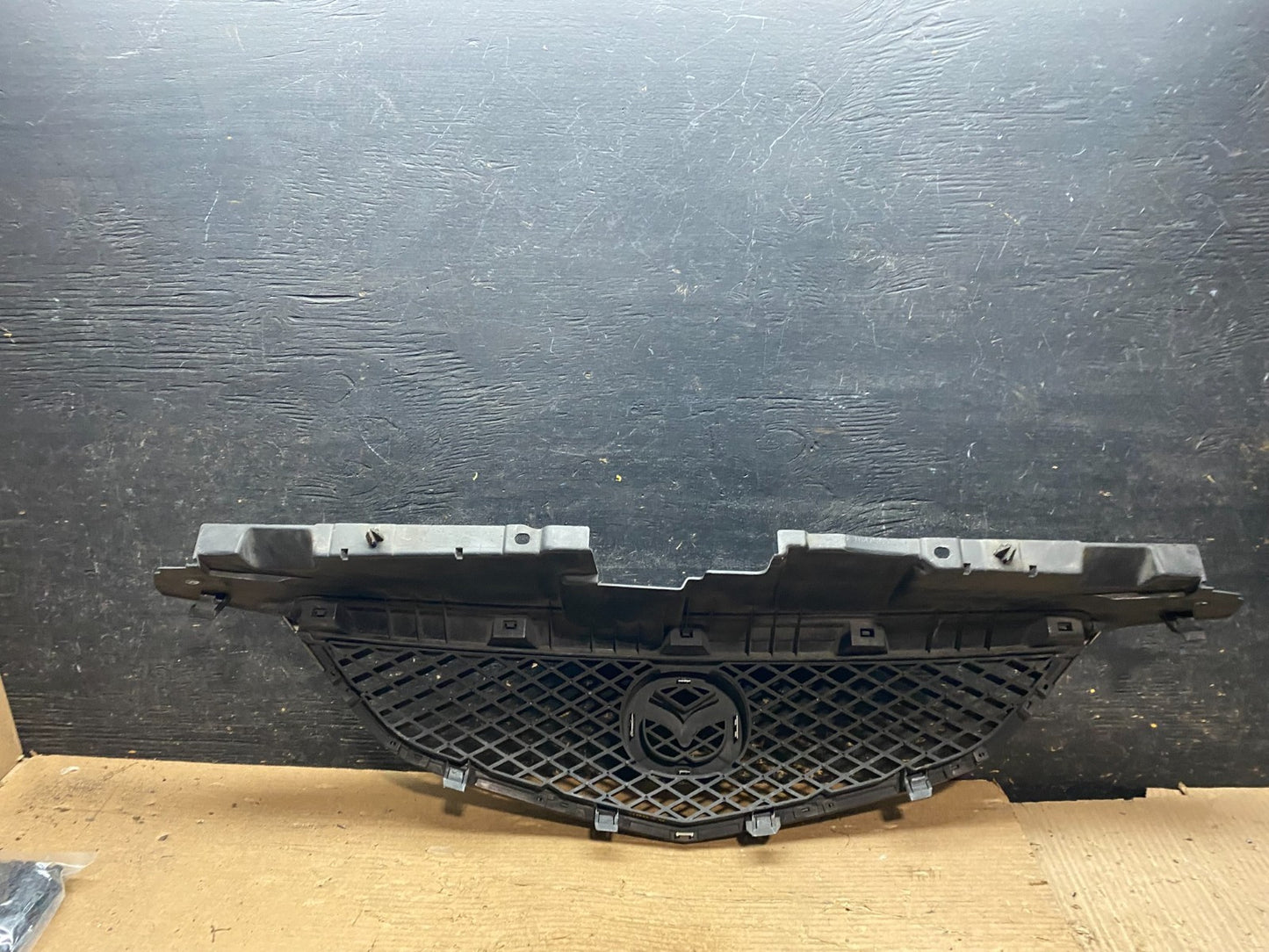 2002 2003 Mazda MPV Front Upper Grille Grill Oem v9305 DG7
