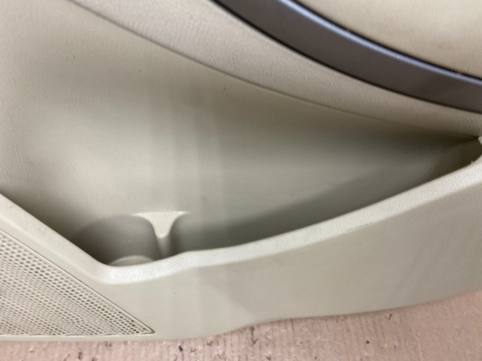 2013 to 2019 Ford Taurus Front Right Passenger Side Interior Door Panel J8121 DG4