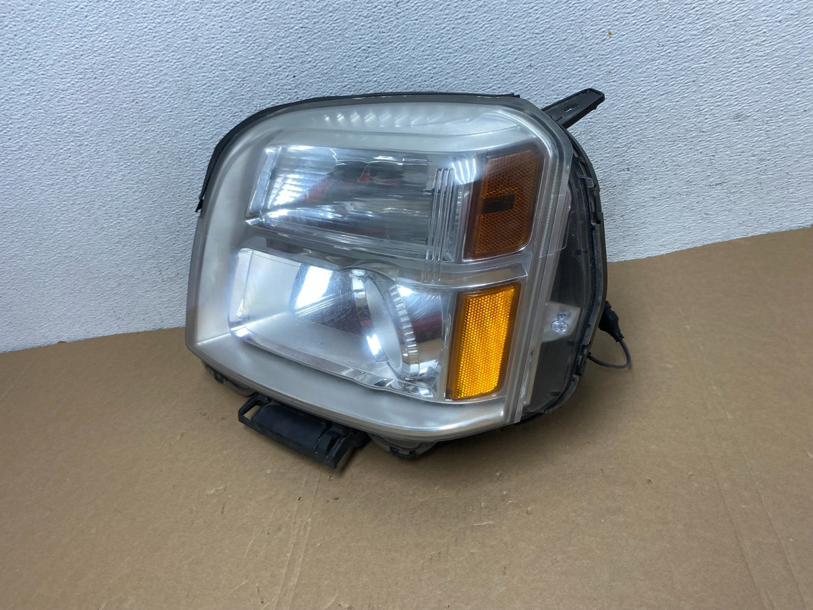 2010 to 2015 GMC Terrain Halogen Left Driver Lh Side Headlight AD7868 DW1