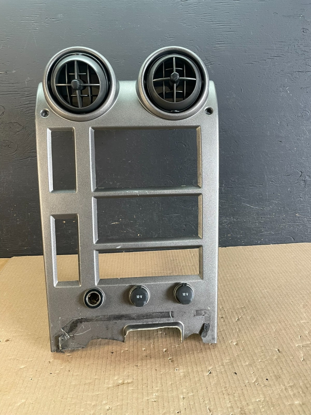 2003 to 2007 Hummer H2 Center Cosnole A/C Climate Control Radio Bezel ae3452 DG0