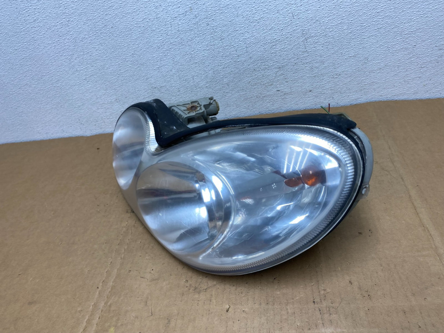 2002 to 2005 Hyundai Sonata Left Driver LH Side Headlight Halogen AC8485 DW1