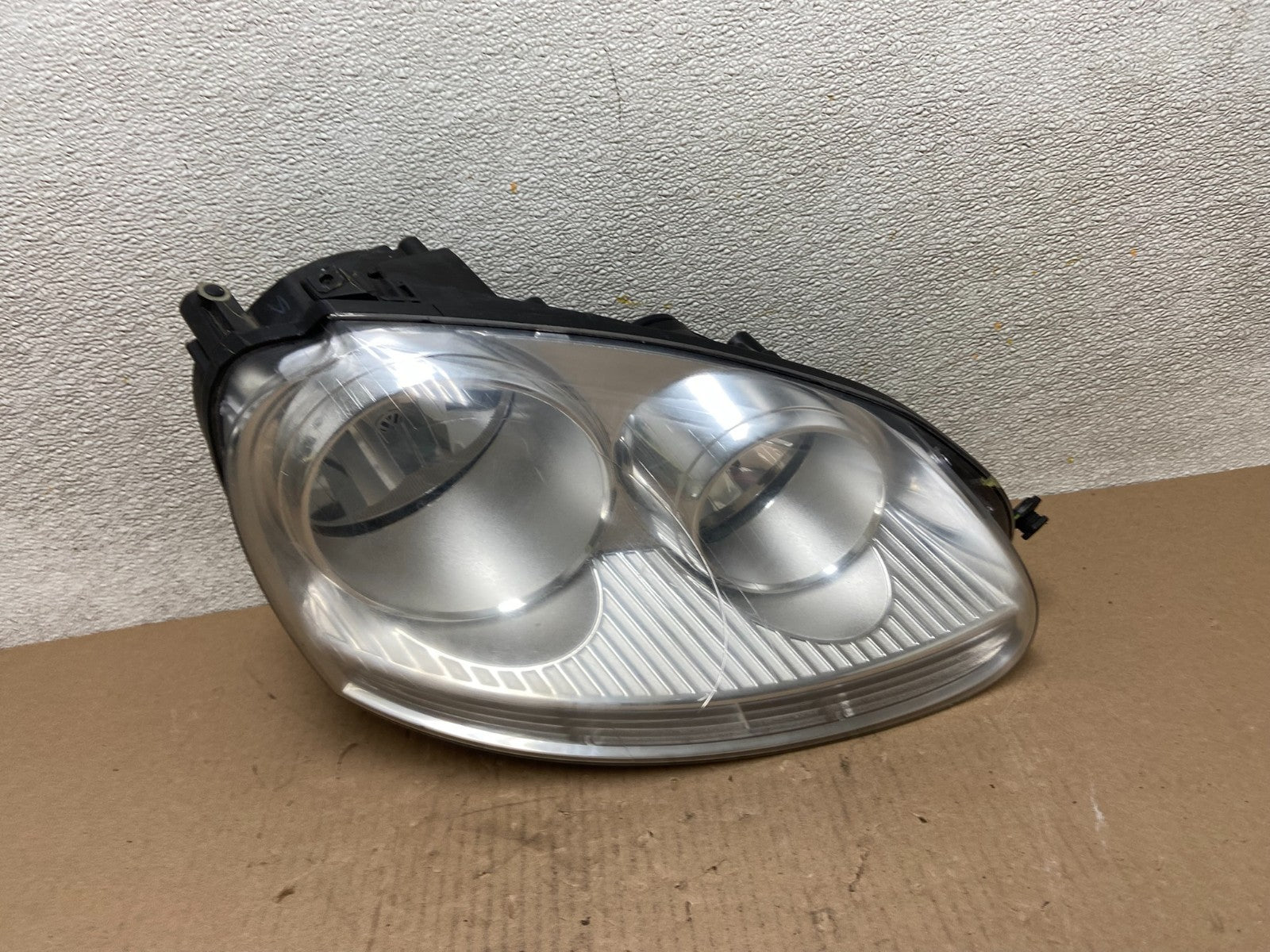 2005 - 2010 Volkswagen Jetta Right Passenger RH Side Headlight Halogen AB5940 DW0