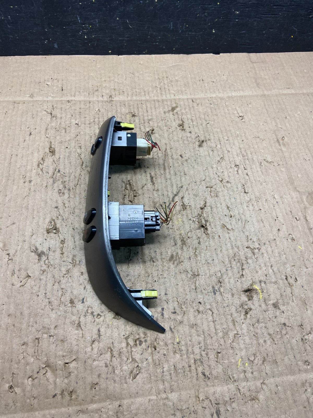 2004 to 2010 Toyota Sienna Left Side Climate Switches Bezel Trim OEM Y2088 DG3