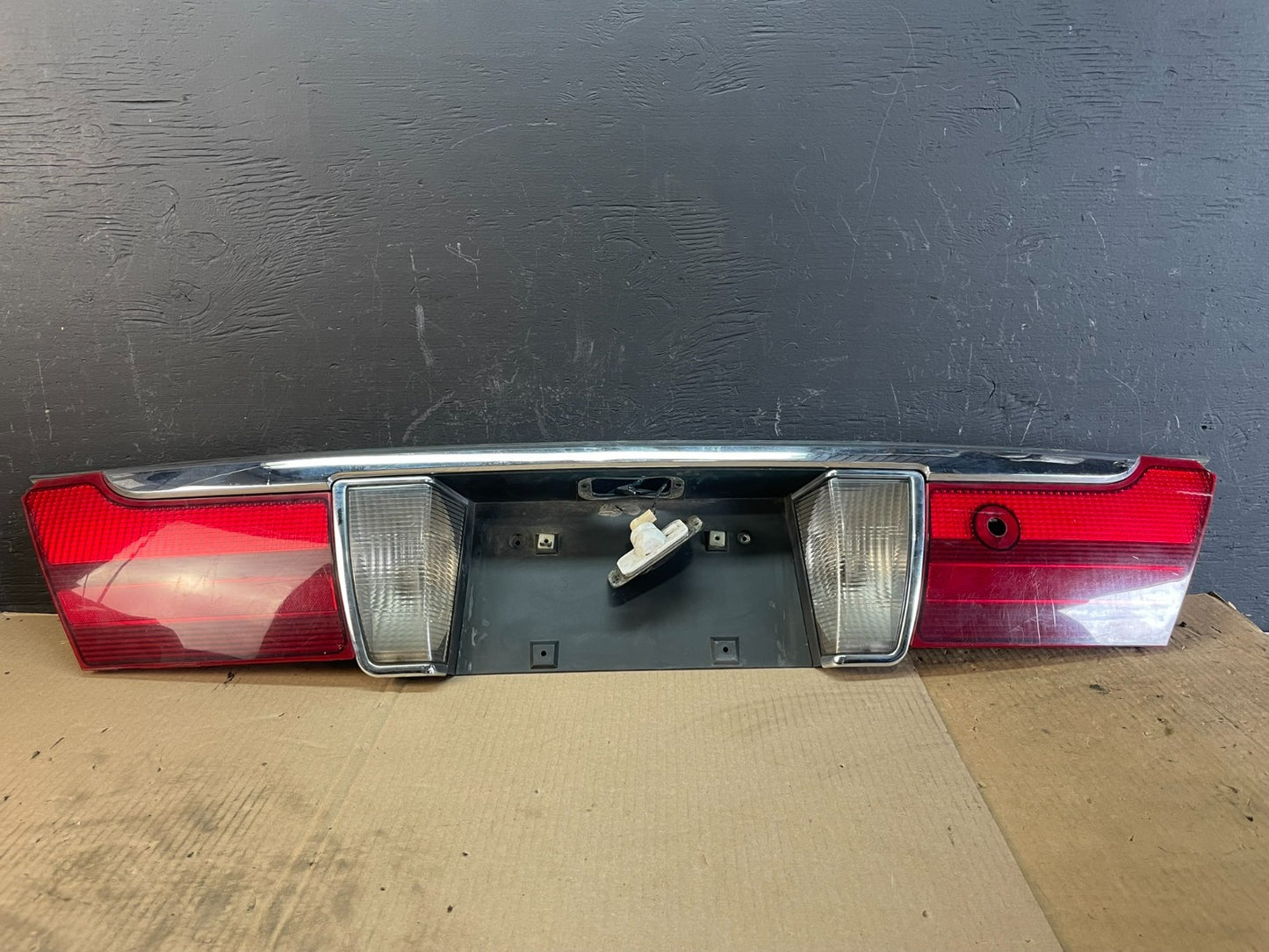 2003 2004 2005 Mercury Grand Marquis Trunk Lid Center Tail Light Oem AB7995 DG0