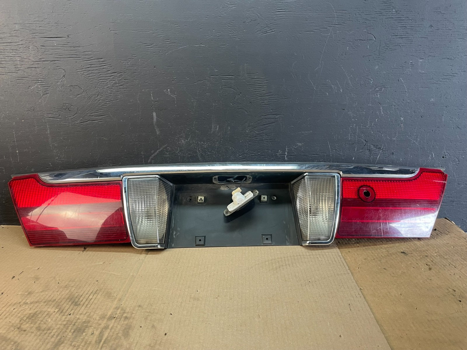 2003 2004 2005 Mercury Grand Marquis Trunk Lid Center Tail Light Oem AB7995 DG0