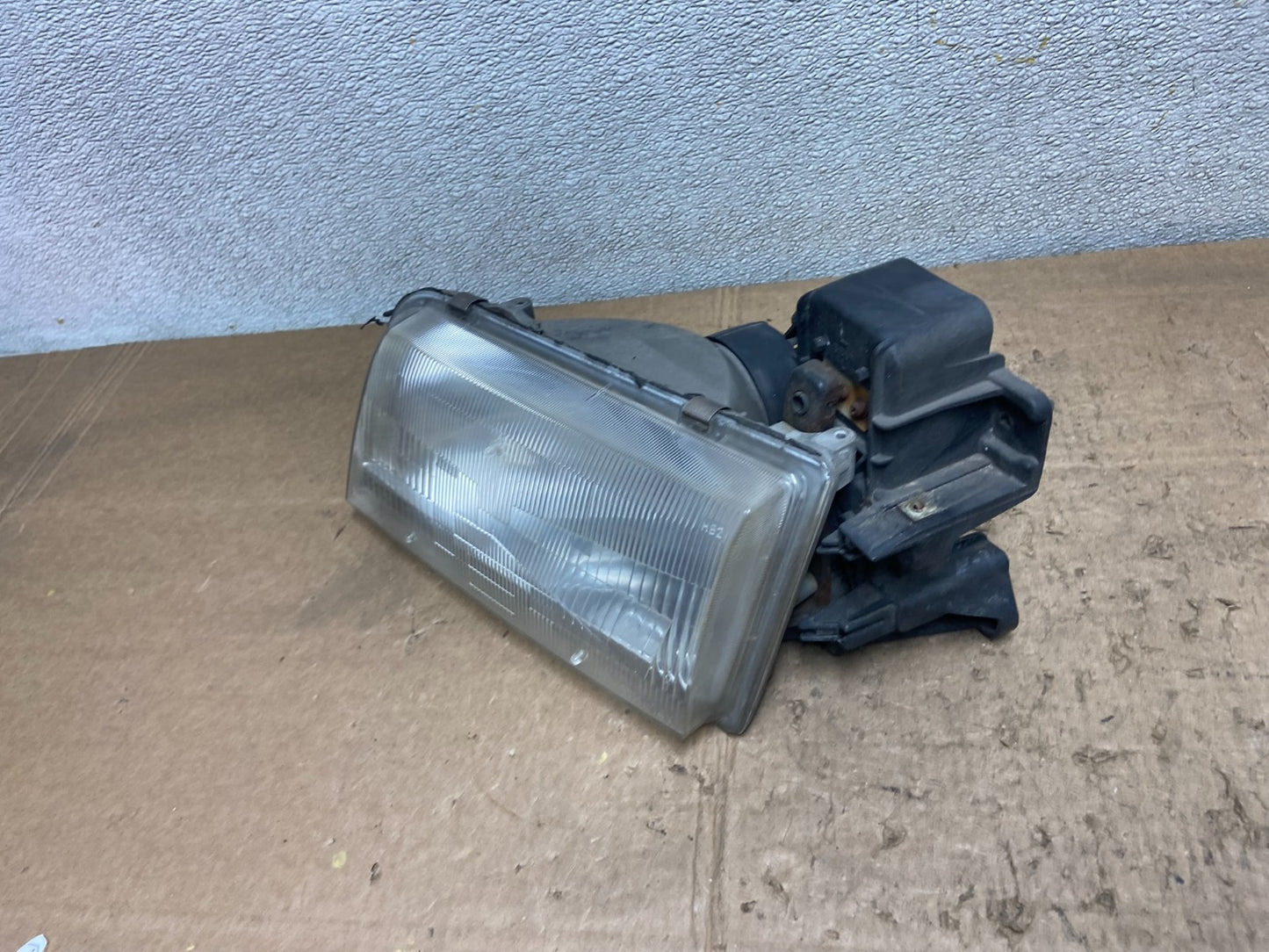 1996 to 1998 Mazda MPV Left Driver LH Headlight OEM Y7085 DW1